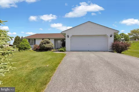 11 Cottage Ln, Newmanstown, PA 17073