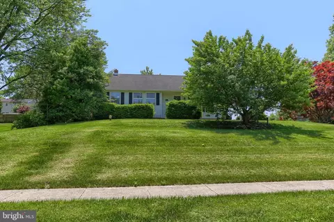 2 E Chestnut St, Cleona, PA 17042