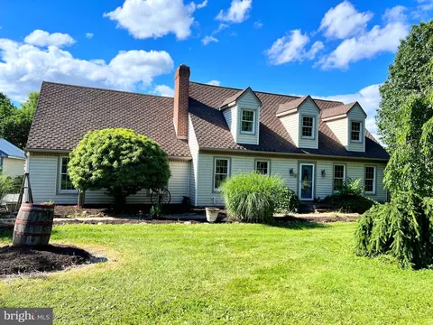 5 Hilltop Dr, Grantville, PA 17028