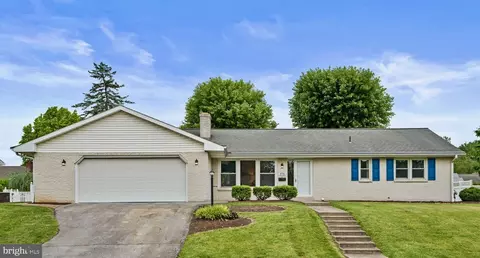 975 E Pine St, Palmyra, PA 17078 photo 2
