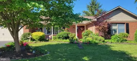 15 Essex Dr, Palmyra, PA 17078