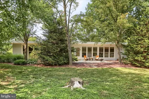 1060 S Forge Rd, Palmyra, PA 17078