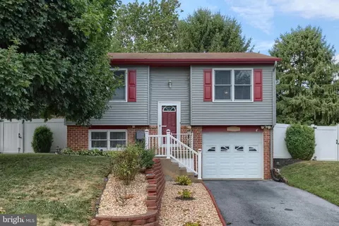 1320 Jill Ann Dr, Lebanon, PA 17042