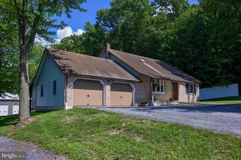 18 Bull Frog Rd, Grantville, PA 17028