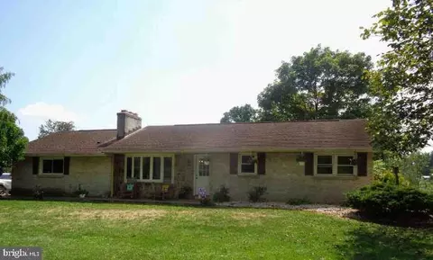 2 Old Canal Dr, Annville, PA 17003