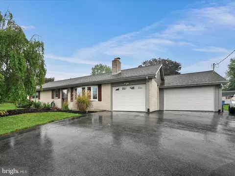 12 Lindbergh Dr, Palmyra, PA 17078