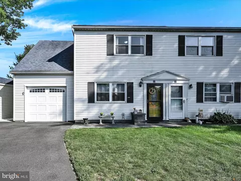 18 Walnut Mill Ln, Cleona, PA 17042
