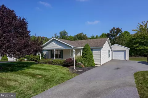 1064 Hemlock Cir, Manheim, PA 17545
