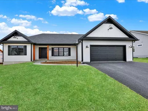 235 Daisy Dr, Lebanon, PA 17046