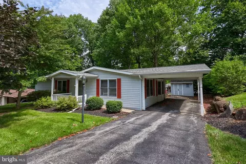 7 Oak Ln, Manheim, PA 17545
