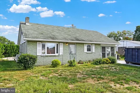 805 Maple Ln, Lebanon, PA 17046