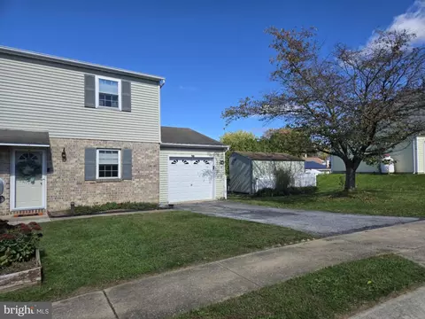 17 Dogwood Ln, Cleona, PA 17042