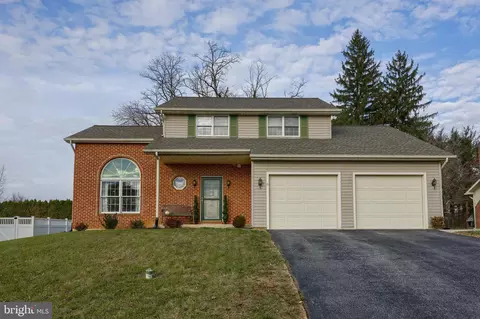 10 Foxchase Ln, Lebanon, PA 17042