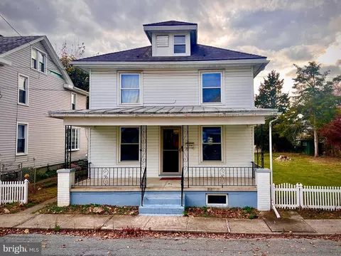 25 S Center Ave, Palmyra, PA 17078