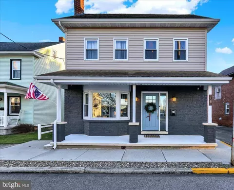 18 E Maple St, Cleona, PA 17042