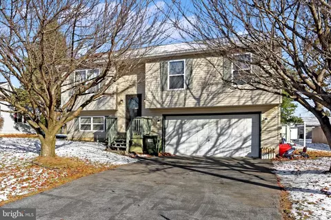 917 Maple Ln, Lebanon, PA 17046