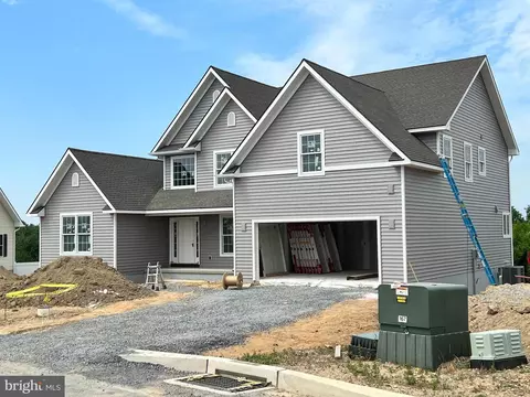 211 Daisy Dr, Lebanon, PA 17046