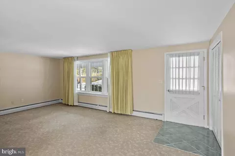 Living - 104 Cedar St, Lebanon, PA 17042 photo 3 of 4