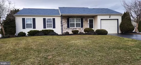 6 Fawnwood Dr, Lebanon, PA 17046