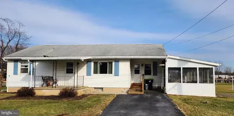 49 Oak Ln, Lebanon, PA 17042