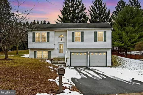 130 W Brookfield Dr, Lebanon, PA 17046