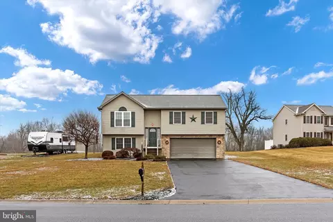1135 Hunters Chase Ln, Lebanon, PA 17046