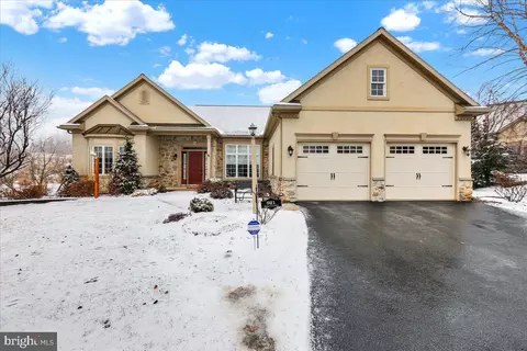 921 Walnut Crest Dr, Lebanon, PA 17046
