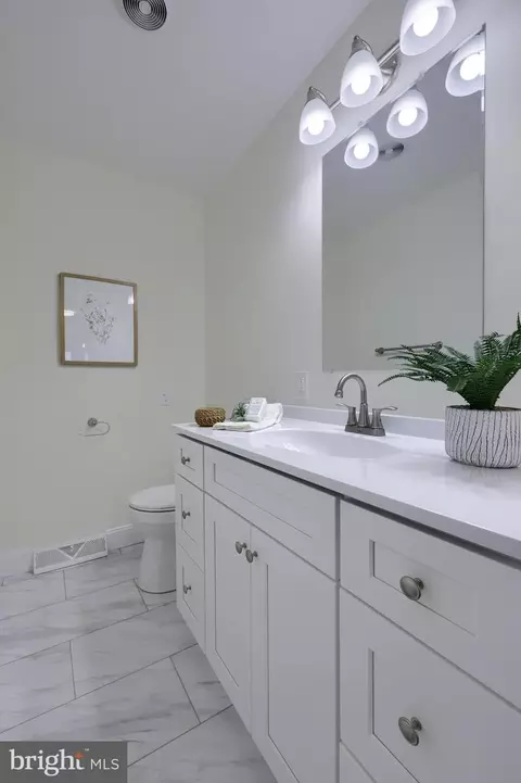 Bath - 601 E Walnut St, Palmyra, PA 17078 photo 2 of 10
