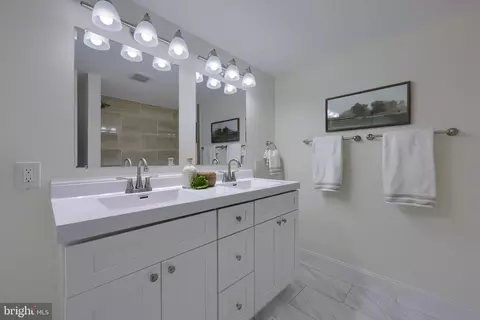 Bath - 601 E Walnut St, Palmyra, PA 17078 photo 10 of 10