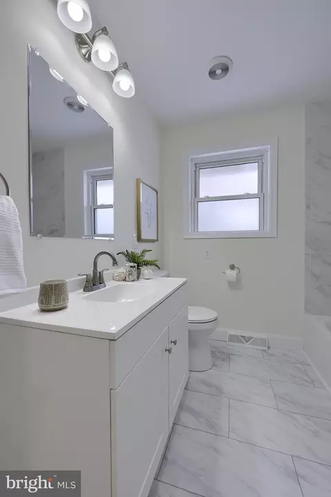 Bath - 601 E Walnut St, Palmyra, PA 17078 photo 4 of 10