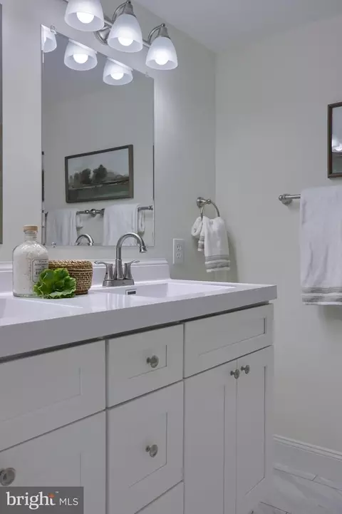 Bath - 601 E Walnut St, Palmyra, PA 17078 photo 9 of 10