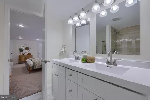 Bath - 601 E Walnut St, Palmyra, PA 17078 photo 6 of 10