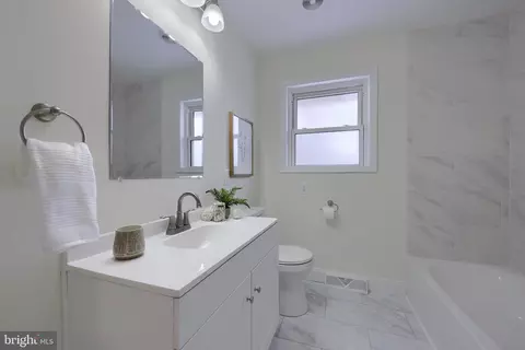 Bath - 601 E Walnut St, Palmyra, PA 17078 photo 5 of 10