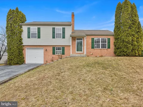 82 E Brookfield Dr, Lebanon, PA 17046