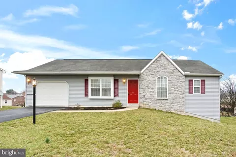 975 Harmony Hill Dr, Lebanon, PA 17046