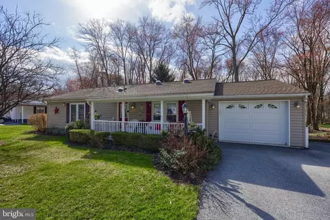 53 Maple Ave, Manheim, PA 17545