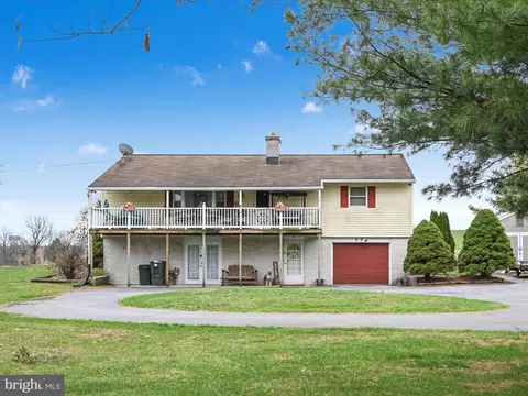 776 Mountain Dr, Fredericksburg, PA 17026