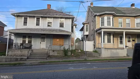 19 S College St, Schaefferstown, PA 17088