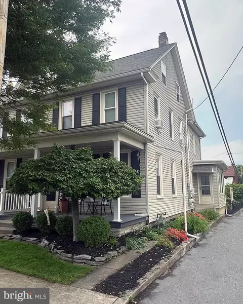 313 E Cherry St, Palmyra, PA 17078 photo 2