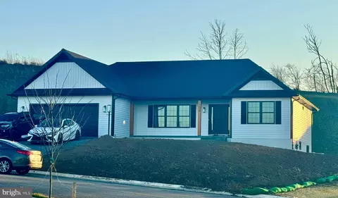 102 Starlight Ln, Lebanon, PA 17046