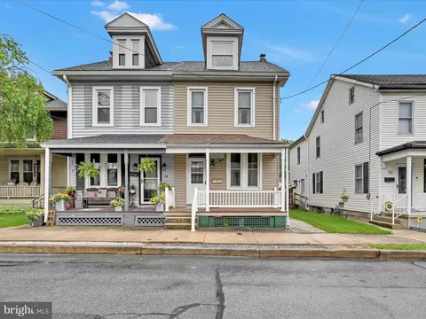 16 W Maple Ave, Myerstown, PA 17067