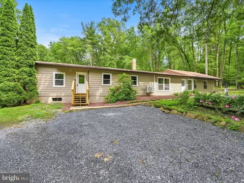 36 Short Ln, Jonestown, PA 17038