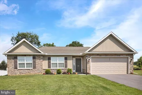 203 Gardenia Ln, Lebanon, PA 17042