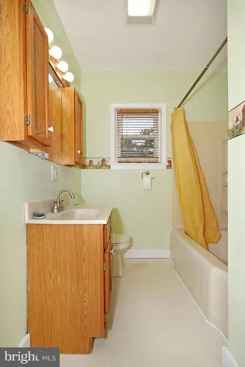 Bath - 230 Rexmont Rd, Lebanon, PA 17042 photo 3 of 3