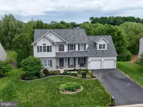 9 Village Dr, Fredericksburg, PA 17026
