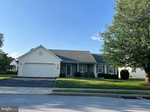 17 Greenbriar Dr, Myerstown, PA 17067