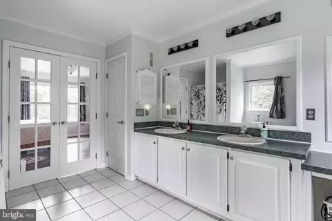 Bath - 400 E Patrick Rd, Palmyra, PA 17078 photo 2 of 6
