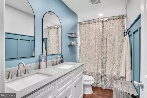 Bath - 951 E Maple St, Palmyra, PA 17078 photo 2 of 2