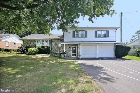 66 Crestview Dr, Lebanon, PA 17042