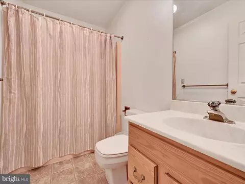 Bath - 317 Juniper St, Lebanon, PA 17042 photo 2 of 4